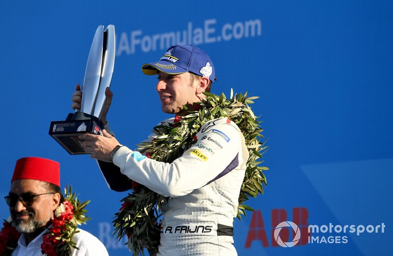 Robin Frijns, Envision Virgin Racing, 2° classificato, festeggia sul podio con il suo trofeo