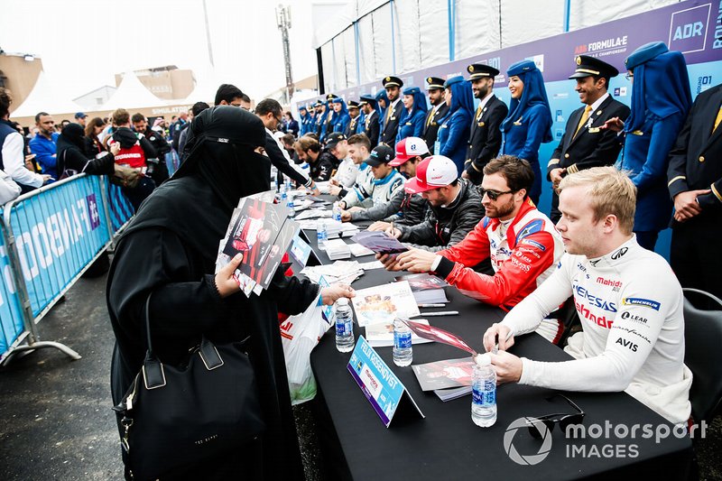 Jérôme d'Ambrosio, Mahindra Racing, Felix Rosenqvist, Mahindra Racing sign autographs for fans at the autograph session