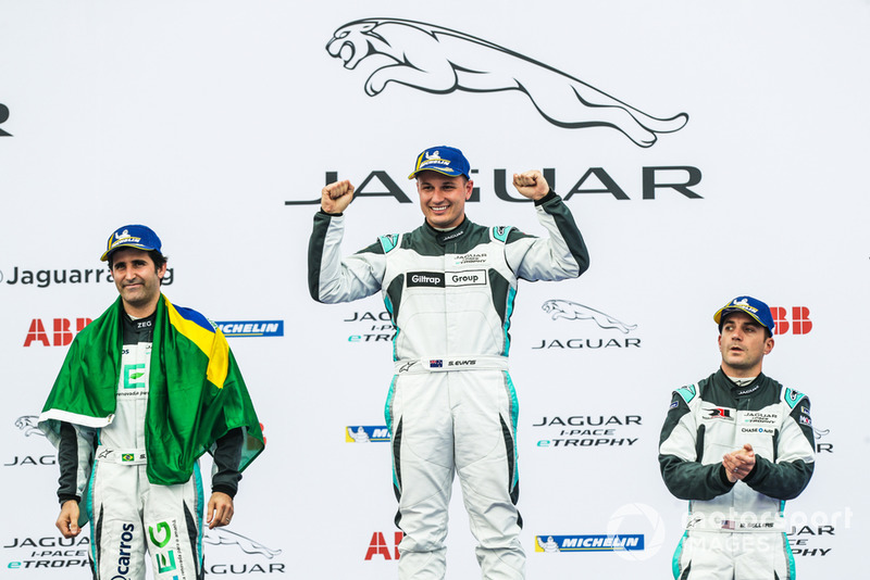 Ganador, Simon Evans, Team Asia New Zealand celebra con el segundo lugar, Sérgio Jimenez, Jaguar Brazil Racing, tercero, Bryan Sellers, Rahal Letterman Lanigan Racing