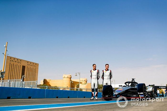 Sébastien Buemi, Nissan e.Dams, Oliver Rowland, Nissan e.Dams, posan para una foto