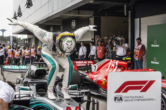 Lewis Hamilton, Mercedes AMG F1 W09 EQ Power+, festeggia nel parco chiuso