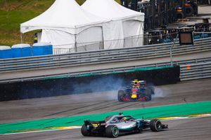 Lewis Hamilton, Mercedes AMG F1 W09, supera un Max Verstappen, Red Bull Racing RB14 Tag Heuer, in testacoda dopo un contatto con Esteban Ocon, Force India VJM11 Mercedes