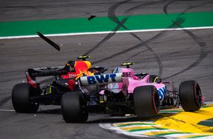 El líder Max Verstappen, Red Bull Racing RB14 choca con Esteban Ocon, Racing Point Force India VJM11 