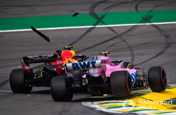 Le leader Max Verstappen, Red Bull Racing RB14 s'accroche avec Esteban Ocon, Racing Point Force India VJM11 