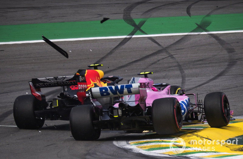 Max Verstappen, Red Bull Racing RB14, e Esteban Ocon, Racing Point Force India VJM11, colidem