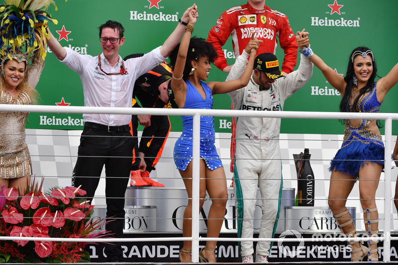 Lewis Hamilton, Mercedes AMG F1, merayakan di podium