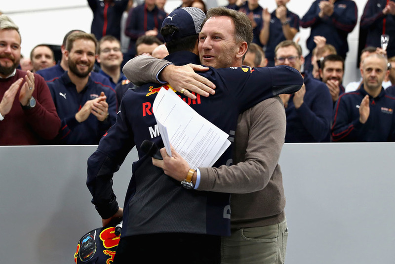 Red Bull Racing teambaas Christian Horner knuffelt Daniel Ricciardo, Red Bull Racing