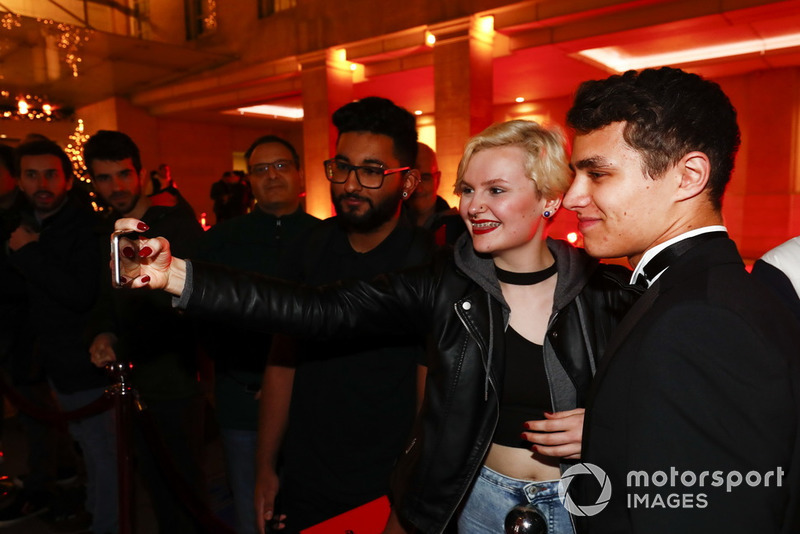 Lando Norris posa per un selfie con una tifosa