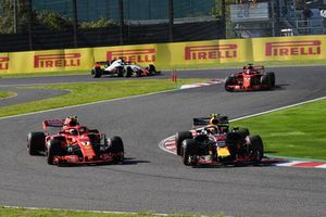 Kimi Raikkonen, Ferrari SF71H en Max Verstappen, Red Bull Racing RB14