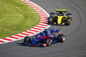 Brendon Hartley, Toro Rosso STR13, za nim Carlos Sainz Jr., Renault Sport F1 Team R.S. 18 