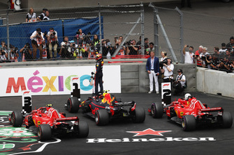 Max Verstappen, Red Bull Racing RB14, celebra ganar la carrera en el parque con Sebastian Vettel, Ferrari SF71H, y Kimi Raikkonen, Ferrari SF71H