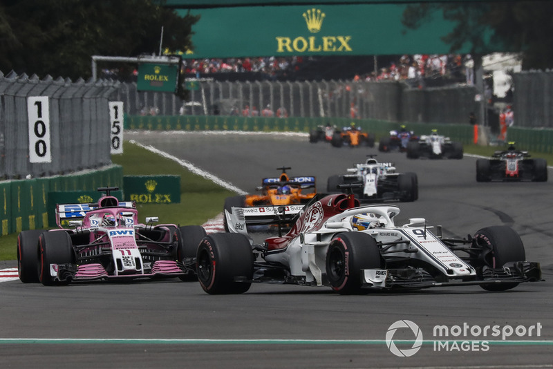 Marcus Ericsson, Sauber C37 and Esteban Ocon, Racing Point Force India VJM11 battle