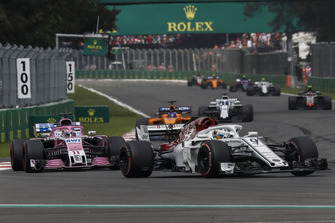 Marcus Ericsson, Sauber C37 and Esteban Ocon, Racing Point Force India VJM11 battle