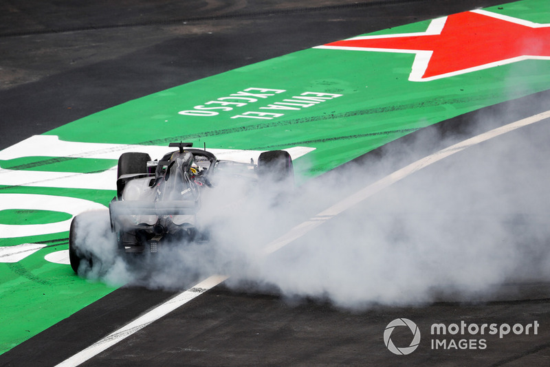Lewis Hamilton, Mercedes AMG F1 W09 EQ Power +, realiza donas después de asegurar su quinto título mundial de pilotos