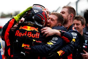 Max Verstappen, Red Bull Racing, 1e plaats, met zijn team in Parc Ferme