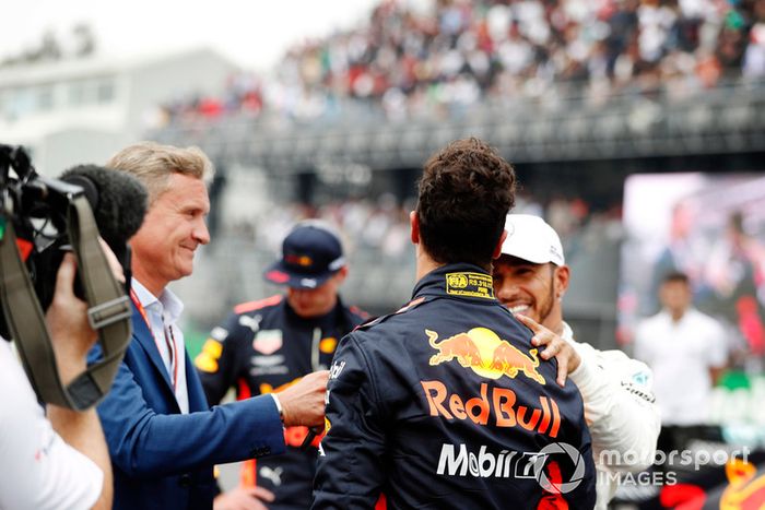 Lewis Hamilton, Mercedes AMG F1, felicita a Daniel Ricciardo, Red Bull Racing, mientras habla con el presentador David Coulthard en la parrilla luego de tomar la Pole Position