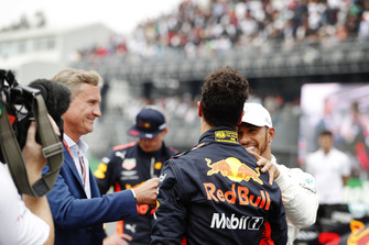 Lewis Hamilton, Mercedes AMG F1, si congratula con Daniel Ricciardo, Red Bull Racing, mentre sta parlando con il presentatore David Coulthard dopo aver conquistato la Pole Position
