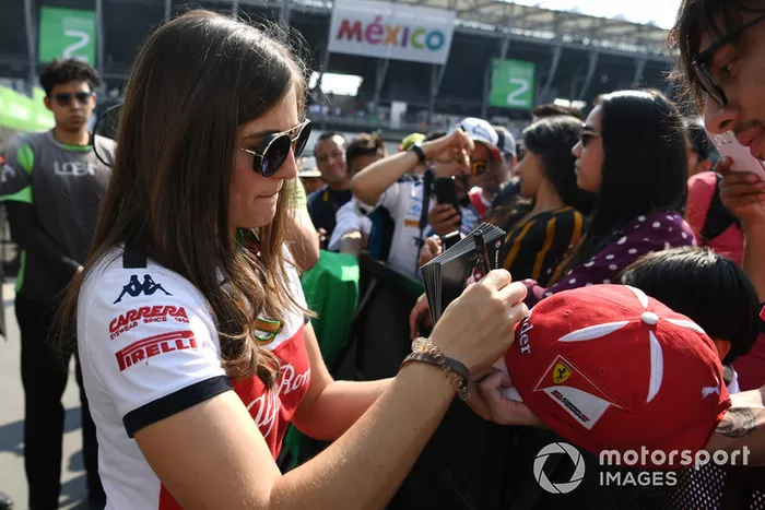 Tatiana Calderón, Sauber piloto de prueba firma autógrafos para los fanáticos