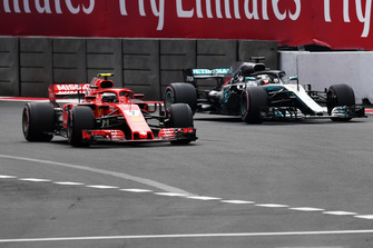 Kimi Raikkonen, Ferrari SF71H ve Lewis Hamilton, Mercedes AMG F1 W09 EQ Power+