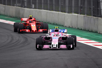 Esteban Ocon, Racing Point Force India VJM11 en Kimi Raikkonen, Ferrari SF71H