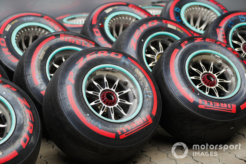 Tumpukan ban supersoft milik Mercedes