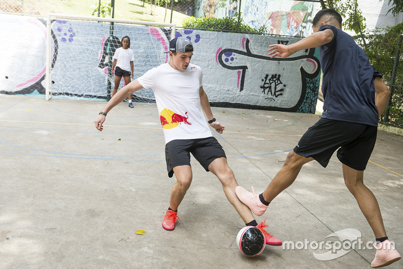 Max Verstappen y Daniel Ricciardo, Red Bull Racing juegan Futsal en Brasil