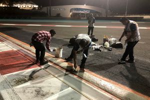 De hoge kerb tussen bocht 20 en 21 wordt aangepast