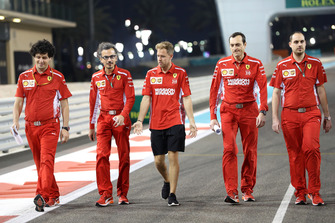 Sebastian Vettel, Ferrari ve Laurent Mekies, Ferrari ve Riccardo Adami, Ferrari Yarış Mühendisi pist yürüyüşü