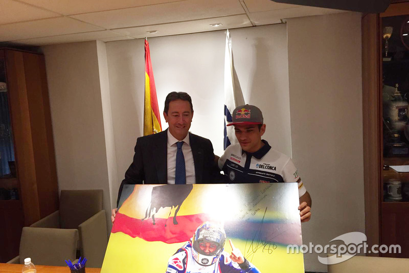 Jorge Martín ofreció el título de Moto3, a Manuel Casado, presidente Federación Motociclismo y a todos los aficionados