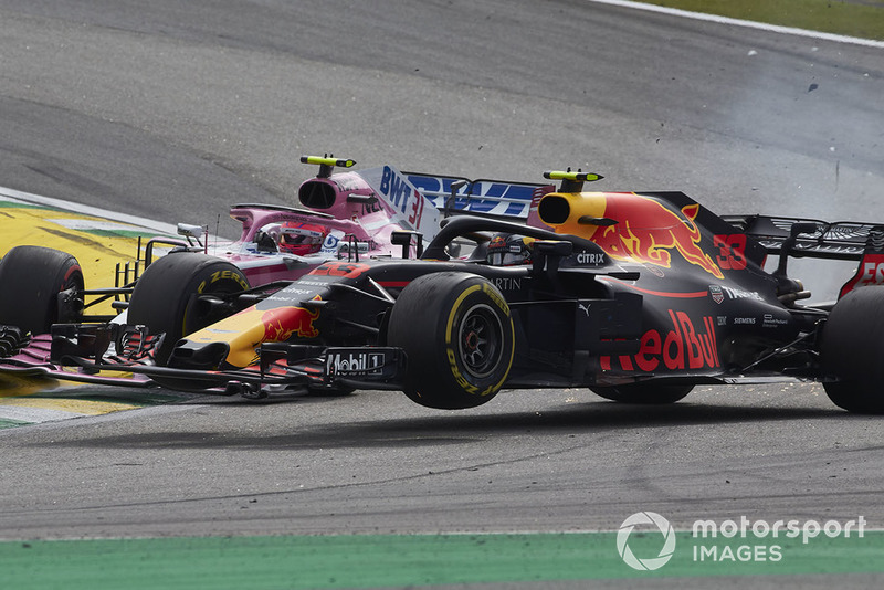 Max Verstappen, Red Bull Racing RB14, e Esteban Ocon, Racing Point Force India VJM11, colidem