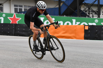 Robert Kubica, Williams cycles the track