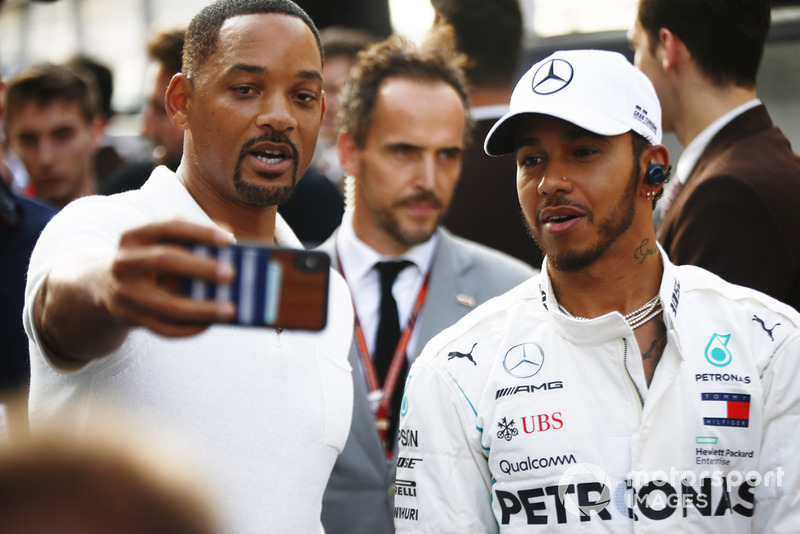 Will Smith mengambil swafoto bersama Lewis Hamilton, Mercedes AMG F1