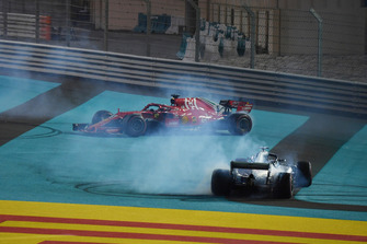 Lewis Hamilton, Mercedes-AMG F1 W09 e Sebastian Vettel, Ferrari SF71H, eseguono dei donut alla fine della gara