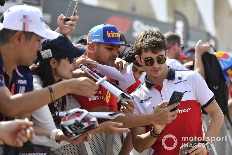 Charles Leclerc, Sauber fans selfie