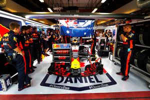 Daniel Ricciardo, Red Bull Racing RB14, prepares for his final race with the team in the garage