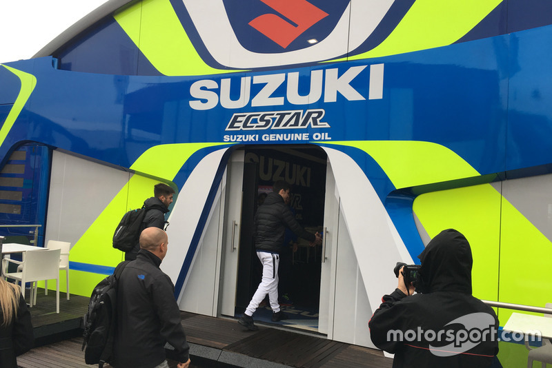Joan Mir a su llegada a Suzuki en el paddock de Cheste, Valencia