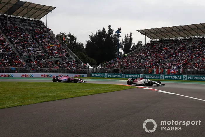 Marcus Ericsson, Sauber C37 y Sergio Perez, Racing Point Force India VJM11 