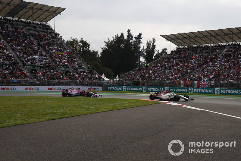 Marcus Ericsson, Sauber C37 y Sergio Perez, Racing Point Force India VJM11