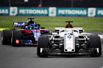 Marcus Ericsson, Sauber C37 and Brendon Hartley, Scuderia Toro Rosso STR13