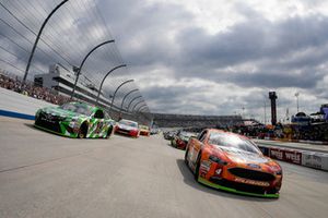 Kevin Harvick, Stewart-Haas Racing, Ford Fusion and #18: Kyle Busch, Joe Gibbs Racing, Toyota Camry leading the field