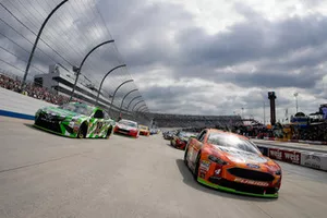 Kevin Harvick, Stewart-Haas Racing, Ford Fusion and #18: Kyle Busch, Joe Gibbs Racing, Toyota Camry leading the field