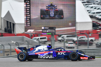 Brendon Hartley, Toro Rosso STR13 and Pierre Gasly, Toro Rosso STR13 on screen