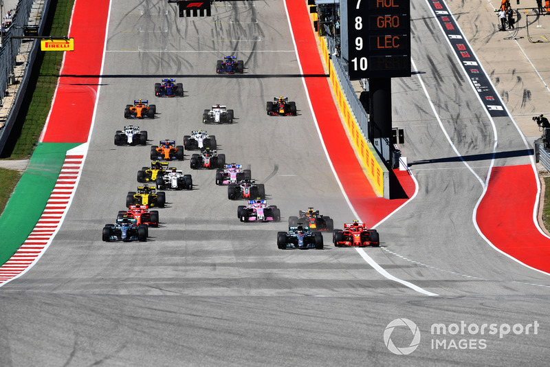 Lewis Hamilton, Mercedes-AMG F1 W09 and Kimi Raikkonen, Ferrari SF71H battle at the start of the race 