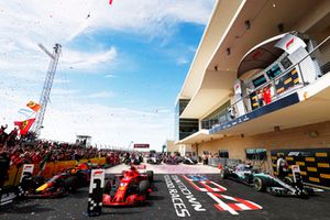 Kimi Raikkonen, Ferrari, met Max Verstappen, Red Bull Racing, en Lewis Hamilton, Mercedes AMG F1 op het podium