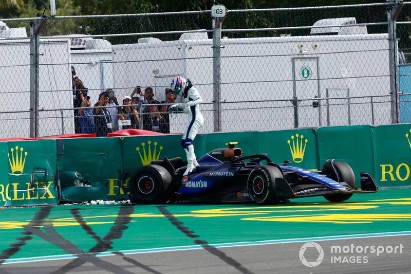 Logan Sargeant, Williams FW46, sort de la voiture après avoir chuté en course.