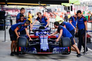 La voiture de Brendon Hartley, Toro Rosso STR13 dans la voie des stands