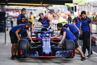 La voiture de Brendon Hartley, Toro Rosso STR13 dans la voie des stands