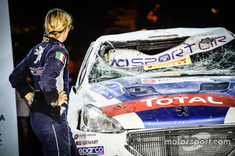 Anna Andreussi, Peugeot Sport Italia, osserva la Peugeot 208 T16 R5 distrutta nel capottamento nell'ultima speciale