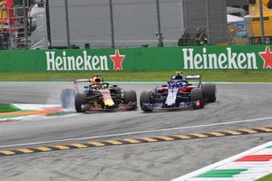 Daniel Ricciardo, Red Bull Racing RB14 and Brendon Hartley, Scuderia Toro Rosso STR13 battle