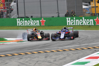 Daniel Ricciardo, Red Bull Racing RB14 and Brendon Hartley, Scuderia Toro Rosso STR13 battle